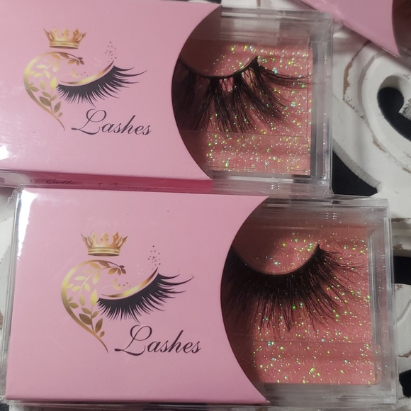 Lashes - Picture 2 of 3